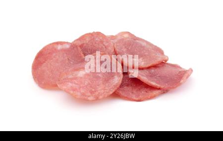 Un mucchio di trucioli di carne affumicata isolati su bianco. Foto Stock