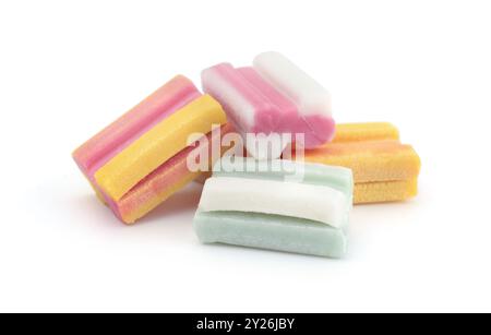 Una pila di coloratissimi cubetti di gomme da masticare isolati sul bianco. Foto Stock