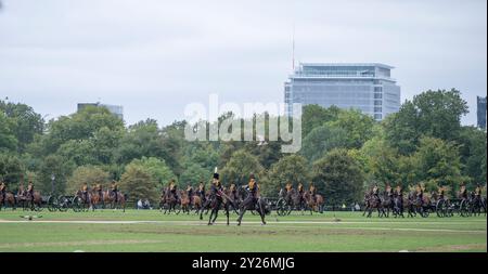 Hyde Park, Londra, Regno Unito. 9 settembre 2024. L'esercito britannico celebra il secondo anniversario dell'ascesa al trono di sua Maestà il re con saluti e musica tradizionali. La King's Troop Royal Horse Artillery sparò la Royal salute nella capitale alle 12 del 9 settembre 2024. 71 cavalli, trasportando sei cannoni da 13 libbre dell'era della prima guerra mondiale sull'erba di Hyde Park, posiziona i cannoni. La musica è fornita dalla Band of the Welsh Guards. Crediti: Malcolm Park/Alamy Live News Foto Stock