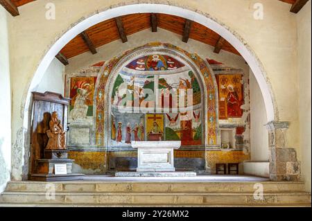 Abside e altare maggiore completamente affrescati della chiesa montana della Madonna del Casale. Rocca Pia, provincia dell'Aquila, Abruzzo, Italia, Europa Foto Stock