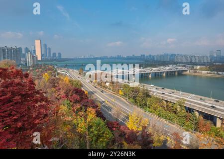 Lo skyline della città di Seoul nella Corea del Sud all'Isola di Yeouido e la vista del fiume Han dal Parco Yongbongjeong in autunno Foto Stock