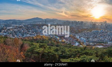 Seoul South Korea sunset panorama city skyline and Han River view from Namsan Mountain in autumn Foto Stock