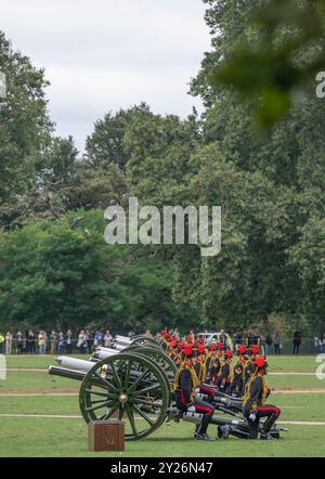 Hyde Park, Londra, Regno Unito. 9 settembre 2024. L'esercito britannico celebra il secondo anniversario dell'ascesa al trono di sua Maestà il re con saluti e musica tradizionali. La King's Troop Royal Horse Artillery sparò la Royal salute nella capitale alle 12 del 9 settembre 2024. 71 cavalli, trasportando sei cannoni da 13 libbre dell'era della prima guerra mondiale sull'erba di Hyde Park, posiziona i cannoni. La musica è fornita dalla Band of the Welsh Guards. Crediti: Malcolm Park/Alamy Live News Foto Stock