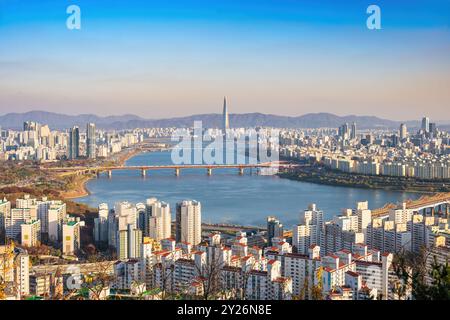 Skyline della città di Seoul nella Corea del Sud, vista sul fiume Han dal Parco del Monte Maebong in autunno Foto Stock