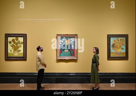 I GIRASOLI DI FILADELFIA SONO STATI LASCIATI INTIMAMENTE DAGLI AMICI DI VAN GOGH, IL SIGNOR E LA SIGNORA GINOUX AD ARLES E SONO STATI ACQUISTATI DA CARROL TYSON, DI CHETNUT HILL PHILADELPHIA NEL 1935, PRIMA DI ESSERE ACQUISTATO DAL PHILADELPHIA MUSEUM OF ART NEL 1963 . I GIRASOLI DI LONDRA FURONO INVIATI AL FRATELLO DI VAN GOGH THEO NEL MAGGIO 1889 E RIMASERO NELLA FAMIGLIA FINO AL LA NATIONAL GALLERY ACQUISTÒ LA FOTO NEL 1924 . LE DUE IMMAGINI NON SONO MAI STATE ESPOSTE INSIEME DA QUANDO ERANO NELLO STUDIO DELL'ARTISTA ALL'INIZIO DEL 1889. I DUE GIRASOLI SARANNO MOSTRATI FIANCHEGGIANDO LA BERCEUSE (1888) IL SUO RITRATTO SIMBOLICO DI UNA DONNA CON CORDONE CRADE Foto Stock