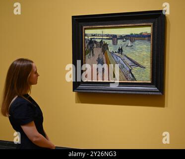 I GIRASOLI DI FILADELFIA SONO STATI LASCIATI INTIMAMENTE DAGLI AMICI DI VAN GOGH, IL SIGNOR E LA SIGNORA GINOUX AD ARLES E SONO STATI ACQUISTATI DA CARROL TYSON, DI CHETNUT HILL PHILADELPHIA NEL 1935, PRIMA DI ESSERE ACQUISTATO DAL PHILADELPHIA MUSEUM OF ART NEL 1963 . I GIRASOLI DI LONDRA FURONO INVIATI AL FRATELLO DI VAN GOGH THEO NEL MAGGIO 1889 E RIMASERO NELLA FAMIGLIA FINO AL LA NATIONAL GALLERY ACQUISTÒ LA FOTO NEL 1924 . LE DUE IMMAGINI NON SONO MAI STATE ESPOSTE INSIEME DA QUANDO ERANO NELLO STUDIO DELL'ARTISTA ALL'INIZIO DEL 1889. I DUE GIRASOLI SARANNO MOSTRATI FIANCHEGGIANDO LA BERCEUSE (1888) IL SUO RITRATTO SIMBOLICO DI UNA DONNA CON CORDONE CRADE Foto Stock