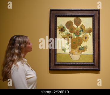 I GIRASOLI DI FILADELFIA SONO STATI LASCIATI INTIMAMENTE DAGLI AMICI DI VAN GOGH, IL SIGNOR E LA SIGNORA GINOUX AD ARLES E SONO STATI ACQUISTATI DA CARROL TYSON, DI CHETNUT HILL PHILADELPHIA NEL 1935, PRIMA DI ESSERE ACQUISTATO DAL PHILADELPHIA MUSEUM OF ART NEL 1963 . I GIRASOLI DI LONDRA FURONO INVIATI AL FRATELLO DI VAN GOGH THEO NEL MAGGIO 1889 E RIMASERO NELLA FAMIGLIA FINO AL LA NATIONAL GALLERY ACQUISTÒ LA FOTO NEL 1924 . LE DUE IMMAGINI NON SONO MAI STATE ESPOSTE INSIEME DA QUANDO ERANO NELLO STUDIO DELL'ARTISTA ALL'INIZIO DEL 1889. I DUE GIRASOLI SARANNO MOSTRATI FIANCHEGGIANDO LA BERCEUSE (1888) IL SUO RITRATTO SIMBOLICO DI UNA DONNA CON CORDONE CRADE Foto Stock