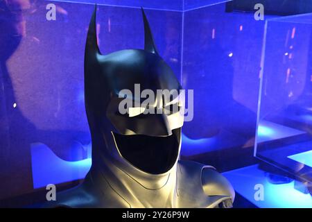 Batman's Cowl indossato da Michael Keaton come "Batman" originariamente visto in Batman (1989) e aggiornato per The Flash (2023) alla mostra Batman Unmasked Foto Stock