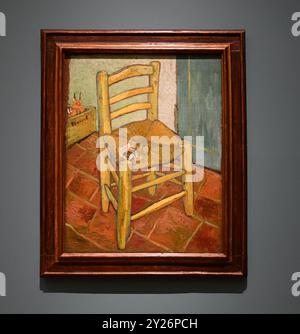 I GIRASOLI DI FILADELFIA SONO STATI LASCIATI INTIMAMENTE DAGLI AMICI DI VAN GOGH, IL SIGNOR E LA SIGNORA GINOUX AD ARLES E SONO STATI ACQUISTATI DA CARROL TYSON, DI CHETNUT HILL PHILADELPHIA NEL 1935, PRIMA DI ESSERE ACQUISTATO DAL PHILADELPHIA MUSEUM OF ART NEL 1963 . I GIRASOLI DI LONDRA FURONO INVIATI AL FRATELLO DI VAN GOGH THEO NEL MAGGIO 1889 E RIMASERO NELLA FAMIGLIA FINO AL LA NATIONAL GALLERY ACQUISTÒ LA FOTO NEL 1924 . LE DUE IMMAGINI NON SONO MAI STATE ESPOSTE INSIEME DA QUANDO ERANO NELLO STUDIO DELL'ARTISTA ALL'INIZIO DEL 1889. I DUE GIRASOLI SARANNO MOSTRATI FIANCHEGGIANDO LA BERCEUSE (1888) IL SUO RITRATTO SIMBOLICO DI UNA DONNA CON CORDONE CRADE Foto Stock