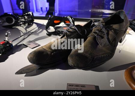 Le scarpe da coltello di Joker usate da Heath Ledger come 'Joker' - The Dark Knight (2008) in mostra alla mostra Batman Unmasked di Londra Foto Stock