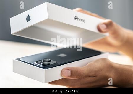 Praga Repubblica Ceca: Settembre - 09 - 2024: Un cliente in un Apple Store ha un nuovo smartphone iPhone in una scatola. Foto Stock
