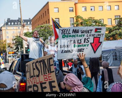 Stoccolma, Svezia - 7 settembre 2024: Una protesta pro-palestinese si svolge nel centro di Stoccolma, con manifestanti che hanno dei cartelli che chiedono un Pa gratuito Foto Stock