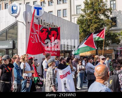 Stoccolma, Svezia - 7 settembre 2024: I giovani rivoluzionari comunisti si alzano con bandiere rosse e palestinesi fuori dall'ingresso della metropolitana di Odenplan durante la A. Foto Stock