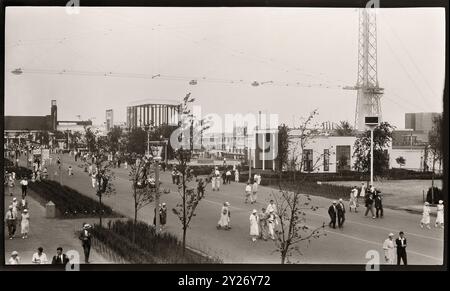 Chicago Worlds Fair 1933, Un Century of Progress International Exposition. Il trasportatore Sky Ride ha sospeso i pedoni all'esposizione. Immagine da 8x14 cm negativo. Foto Stock