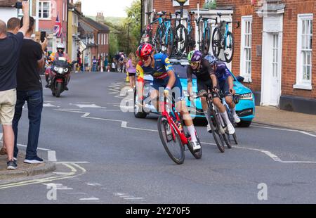 L'evento ciclistico maschile, il Tour of Britain tappa 6 da Lowestoft a Felixstowe. Una serie di ciclisti che attraversano il mercato di Wickham. Foto Stock