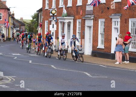 L'evento ciclistico maschile, il Tour of Britain tappa 6 da Lowestoft a Felixstowe. Una serie di ciclisti che attraversano il mercato di Wickham. Foto Stock