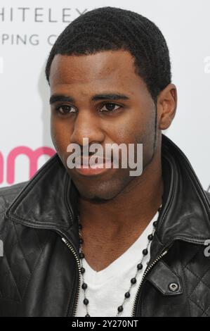 Jason Derulo, firma per il suo nuovo singolo Don't Wanna Go Home, HMV Whiteleys, Bayswater, Londra, Regno Unito Foto Stock