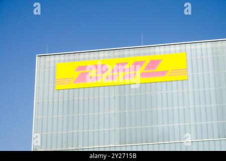 DHL Company Logo Warehouse Building Logistics Distribution Center Leipzig Hub, Germania Europa Foto Stock