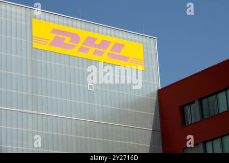 DHL Company Logo Warehouse Building Logistics Distribution Center Leipzig Hub, Germania Europa Foto Stock