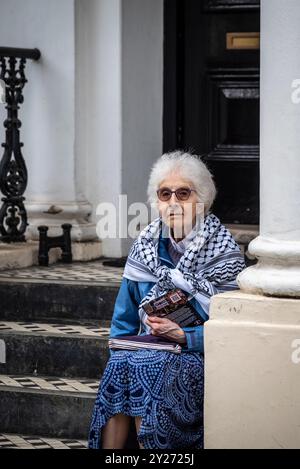 Donna anziana a una manifestazione pro-Palestina, Inghilterra, Regno Unito, 07/09/2024 Foto Stock