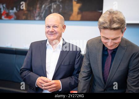 Deutscher Bundestag - Pressestatement zu Beginn der Haushaltswoche im settembre 2024 - SPD-Fraktionssitzung - Bundeskanzler Olaf Scholz mit Franktionsvorsitzender Rolf MützenichDeutscher Bundestag - Pressestatement zu Beginn der Haushaltswoche im settembre 2024 - SPD-Fraktionssitzung Mützenich 2024 Mützenich Foto Stock