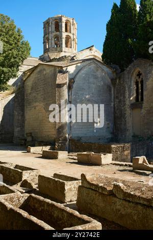 L'antica chiesa in rovina di St Honorat, Les Alyscamps, Arles, Provenza, Francia Foto Stock