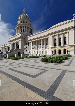 688 Campidoglio Nazionale in cima a una scala di 56 gradini che conduce a un portico di 12 colonne ioniche di granito, sormontato da una cupola dorata rivestita in pietra. L'Avana-Cuba. Foto Stock