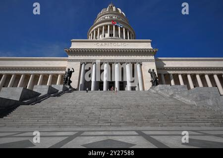 689 Campidoglio Nazionale in cima a una scala di 56 gradini che conduce a un portico di 12 colonne ioniche di granito, sormontato da una cupola dorata rivestita in pietra. L'Avana-Cuba. Foto Stock