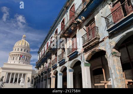 693 la cupola dorata rivestita in pietra del Campidoglio Nazionale e la scalinata di 56 gradini che conduce a un portico di 12 colonne ioniche, come si vede da Brasil Street. L'Avana-Cuba. Foto Stock
