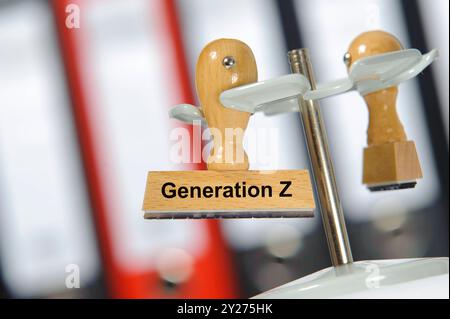 Generazione Z Ein Holzstempel ist beschriftet mit dem Aufdruck generazione Z - FOTOMONTAGE *** generazione Z Un timbro di legno è etichettato con l'impronta G. Foto Stock