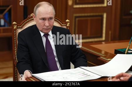 Mosca, Russia. 9 settembre 2024. Il presidente russo Vladimir Putin, ascolta durante un incontro faccia a faccia con il governatore della regione di Novgorod Andrej Nikitin, al Cremlino, il 9 settembre 2024, a Mosca, in Russia. Crediti: Alexander Kazakov/piscina del Cremlino/Alamy Live News Foto Stock
