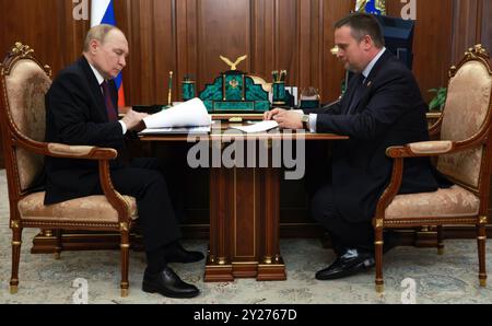 Mosca, Russia. 9 settembre 2024. Il presidente russo Vladimir Putin, a sinistra, tiene un incontro faccia a faccia con il governatore della regione di Novgorod Andrej Nikitin, a destra, al Cremlino, il 9 settembre 2024 a Mosca, Russia. Crediti: Alexander Kazakov/piscina del Cremlino/Alamy Live News Foto Stock