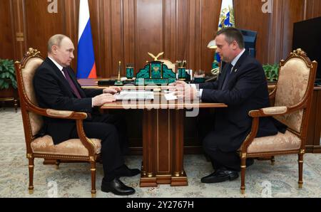 Mosca, Russia. 9 settembre 2024. Il presidente russo Vladimir Putin, a sinistra, tiene un incontro faccia a faccia con il governatore della regione di Novgorod Andrej Nikitin, a destra, al Cremlino, il 9 settembre 2024 a Mosca, Russia. Crediti: Alexander Kazakov/piscina del Cremlino/Alamy Live News Foto Stock