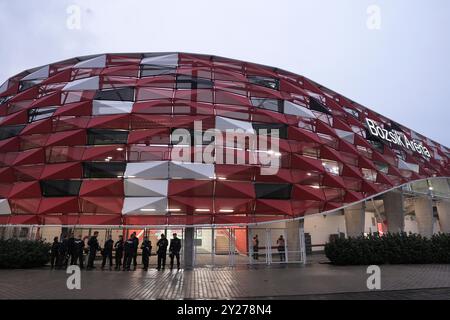 Budapest, Ungheria. 9 settembre 2024. Panoramica dello stadio e della polizia fuori dall'arena prima della partita di calcio UEFA Nations League 24-25 tra Israele e Italia (gruppo B) alla Bozsik Arena, Budapest, Ungheria - 9 settembre 2024. Sport - calcio . (Foto di massimo Paolone/LaPresse) credito: LaPresse/Alamy Live News Foto Stock