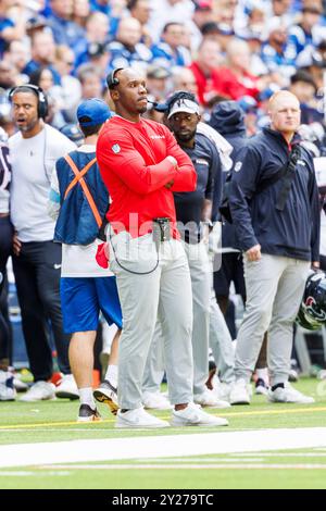 Indianapolis, Indiana, Stati Uniti. 8 settembre 2024. Il capo-allenatore degli Houston Texans DeMeco Ryans durante la gara NFL contro gli Indianapolis Colts al Lucas Oil Stadium di Indianapolis, Indiana. John Mersits/CSM/Alamy Live News Foto Stock