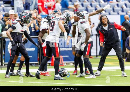 Indianapolis, Indiana, Stati Uniti. 8 settembre 2024. Gruppo di ricevitori degli Houston Texans durante la pre-partita della NFL contro gli Indianapolis Colts al Lucas Oil Stadium di Indianapolis, Indiana. John Mersits/CSM/Alamy Live News Foto Stock