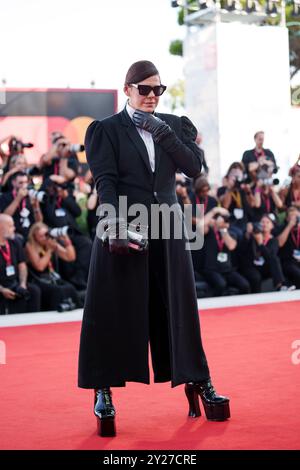 VENEZIA, ITALIA - 7 SETTEMBRE: Barbara Paz partecipa alla cerimonia di chiusura del Red carpet durante la 81° Mostra Internazionale d'Arte cinematografica di Venezia a Palazzo del ci Foto Stock