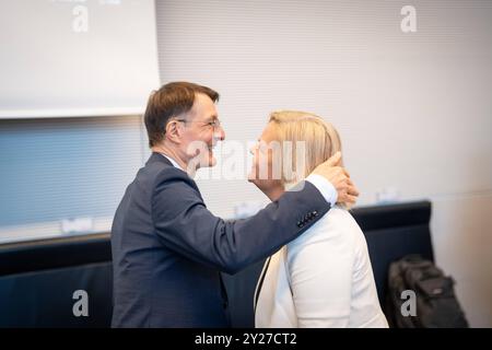 Deutscher Bundestag - Pressestatement zu Beginn der Haushaltswoche im settembre 2024 - SPD-Fraktionssitzung - Nancy Faeser, Bundesinnenministerin, mit Bundesgesundheitsminister Karl LauterbachDeutscher Bundestag - Pressestatement zu Beginn der Haushaltswoche im, settembre 2024 - SPD-Fraktionssitzung 2024 Foto Stock