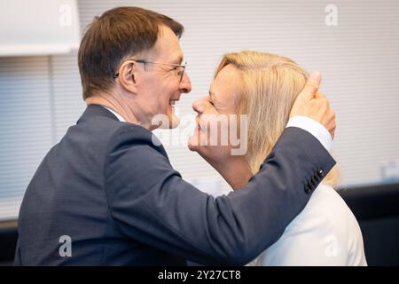 Deutscher Bundestag - Pressestatement zu Beginn der Haushaltswoche im settembre 2024 - SPD-Fraktionssitzung - Nancy Faeser, Bundesinnenministerin, mit Bundesgesundheitsminister Karl LauterbachDeutscher Bundestag - Pressestatement zu Beginn der Haushaltswoche im, settembre 2024 - SPD-Fraktionssitzung 2024 Foto Stock