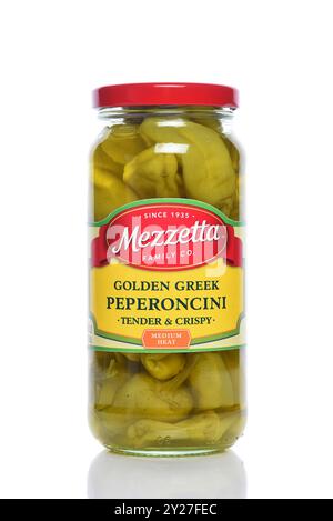 IRVINE, CALIFORNIA - 6 SETTEMBRE 2024: Un barattolo di Mezzetta Golden Greek Peperoncini. Foto Stock