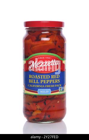 IRVINE, CALIFORNIA - 6 SETTEMBRE 2024: Un barattolo di Mezzetta Roasted Red Bell Peppers, Mild. Foto Stock