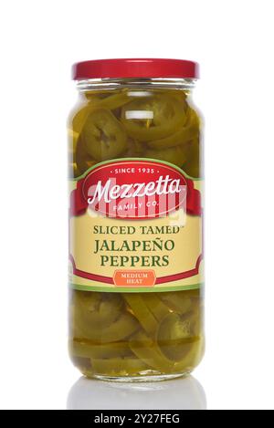 IRVINE, CALIFORNIA - 6 SETTEMBRE 2024: Un barattolo di Mezzetta di peperoni Jalapeno affettati, a media temperatura. Foto Stock