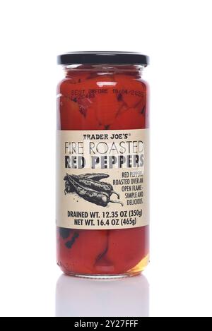 IRVINE, CALIFORNIA - 6 SETTEMBRE 2024: Un barattolo di Trader Joes Fire Roasted Red Peppers. Foto Stock