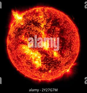 The Sun - catturato in vividi dettagli dall'Osservatorio Solar Dynamics della NASA nel 2013, che mostra la sua intensa attività superficiale, con razzi solari e macchie solari. Il plasma luminoso e l'energia dinamica della nostra stella sono presentati con un'eccezionale chiarezza, offrendo uno sguardo alle potenti forze che guidano il sistema solare. Ottimizzato digitalmente per la stampa e l'esposizione. Crediti: NASA / SDO / Futuras Fotos Foto Stock