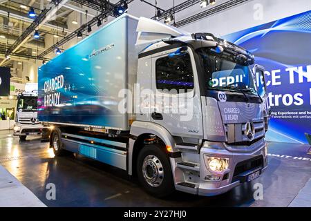 Pulmino elettrico Mercedes Benz eActros 300 al Salone dei trasporti IAA di Hannover. Germania - 20 settembre 2022 Foto Stock