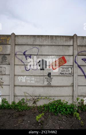 9/11 teoria della cospirazione graffiti sul muro a Wolverhampton Foto Stock