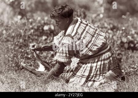 Florida Seminole lotta indiana contro un alligatore (probabilmente a Musa Isle) a Miami, Florida, 4 marzo 1924. (USA) Foto Stock