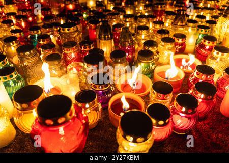 candele accese in vasetti colorati durante la veglia notturna Foto Stock