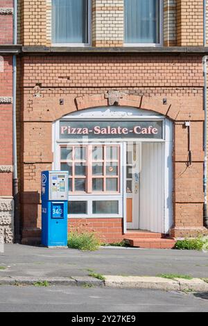 Pizzaimbiss in einem historischen Gebäude mit Backsteinfassade Foto Stock