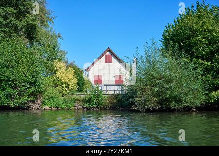 Ferienhaus am Flußufer Foto Stock